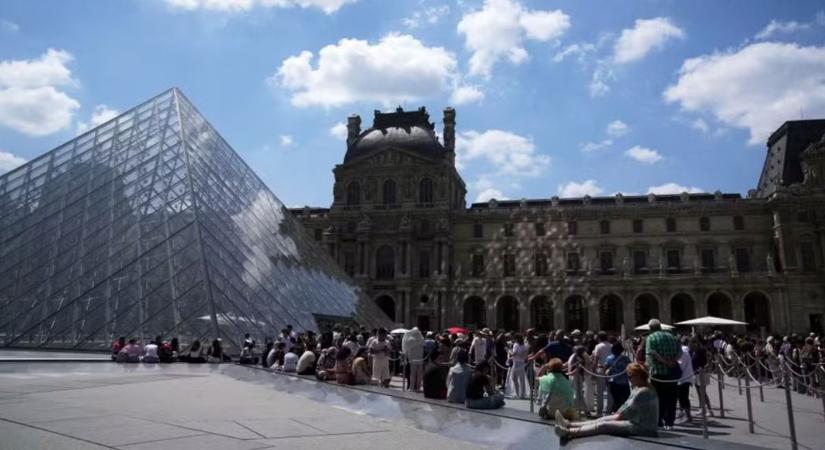 Rablás miatt bezárták a párizsi Louvre-t