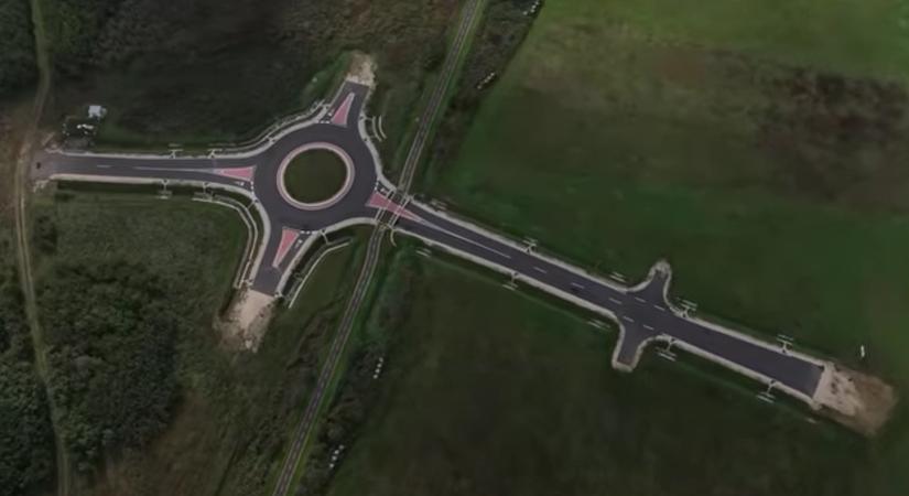 Átlátszó: A mező közepén áll egy körforgalom Zalában, 500 milliót költöttek rá