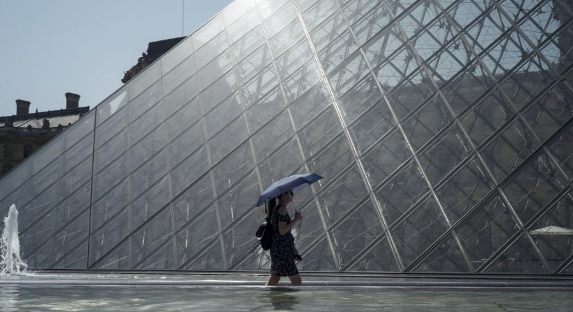 Ékszerrablás a Louvre-ban, és ez nem egy filmcím