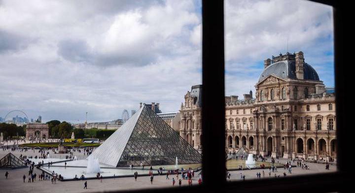 Ezt a koronát rabolhatták el ma a Louvre-ból, összetörve találták meg