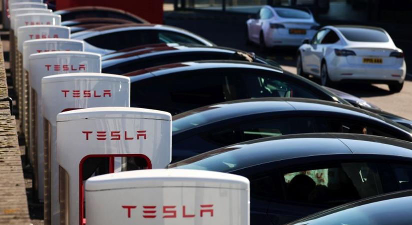 Szövetségi vizsgálat alá került közel 3 millió Tesla – veszélyben az önvezető technológia?