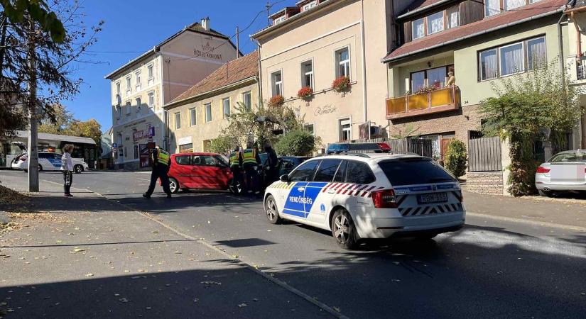 Ütközés Eger belvárosában: két autó csattant vasárnap délután!  fotók