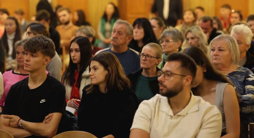 Mentál Pajzs a digitalizációval járó veszélyek ellen - képekkel