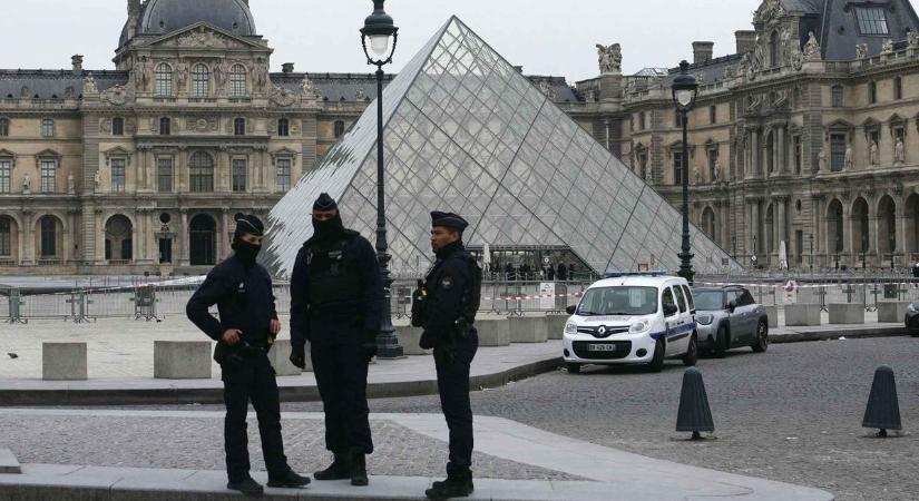 Őrület: rablás történt a Louvre-ban, felbecsülhetetlen értékű ékszereket vittek el