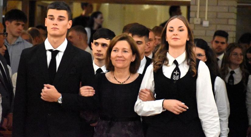 A Szent Imre gimnázium végzősei is megkapták a szalagot (fotókkal)