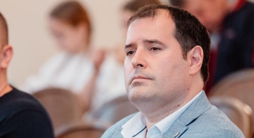 Fejsztámer: A kivándoroltak nagyon jól élnek, nem tudják ott ki a polgármesterük, itt meg nagyon nehéz politikusnak lenni