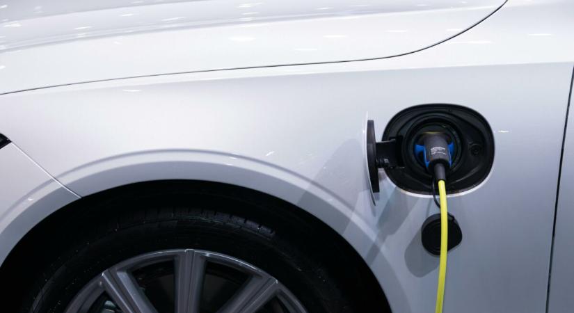 Érdemes várni, hamarosan ellephetik az olcsó elektromos autók a kereskedéseket