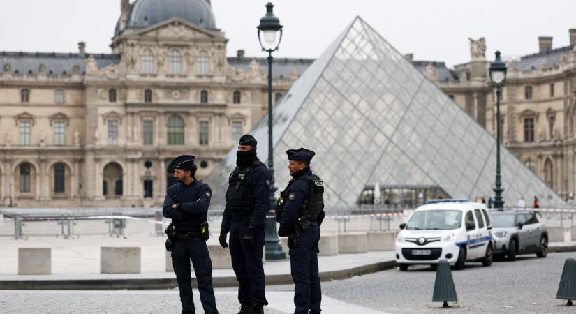 Így loptak el ékszereket vasárnap reggel a párizsi Louvre-ból
