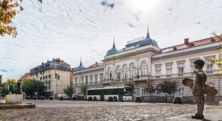 Olyan szobrot kapott Kossuth Lajos, amit állandóan kritizáltak, meg is rongáltak