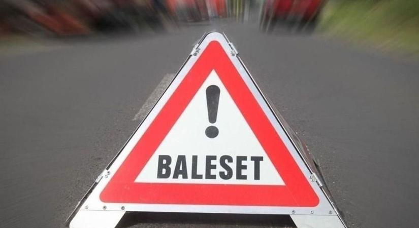 Hármas karambol a 7-es főúton: két motor és egy autó ütközött