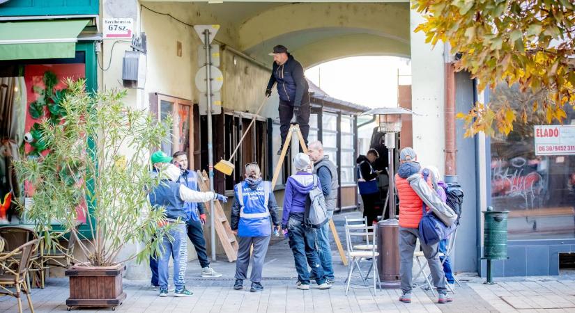 Önkéntesek szépítik a miskolci kapualjakat - fotókkal