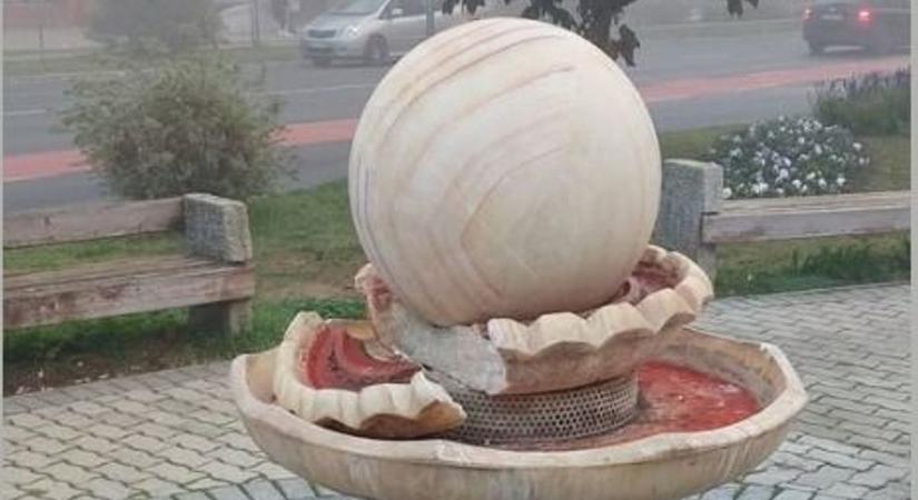 Vandál pusztítás Barcson: ismét egy szobor bánta, hogy túl erős valaki...