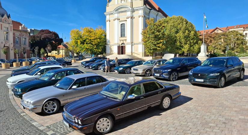 Elképesztő látvány! Sportkocsikkal telt meg a Béla király tér (fotók, videó)