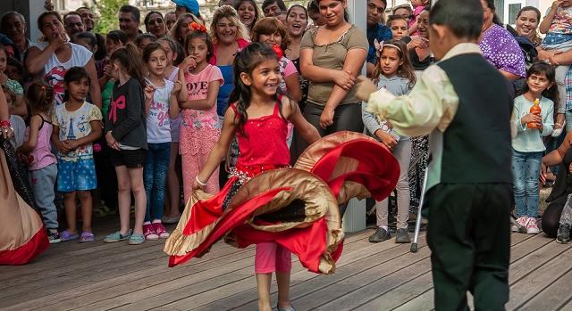 Tiltakoznak a romák a gyerekházasságot tiltó törvénytervezet ellen Romániában (VIDEÓ)