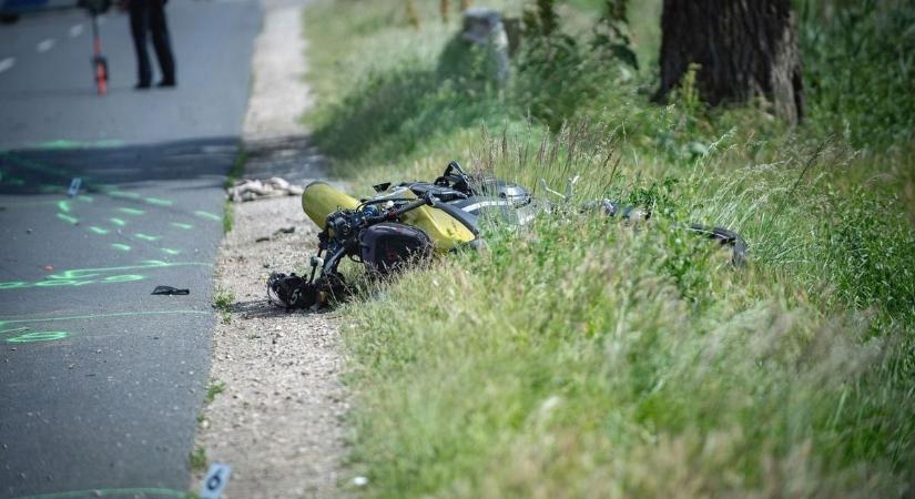 Tragédia: nem tudták megmenteni az autóval karambolozó motoros életét
