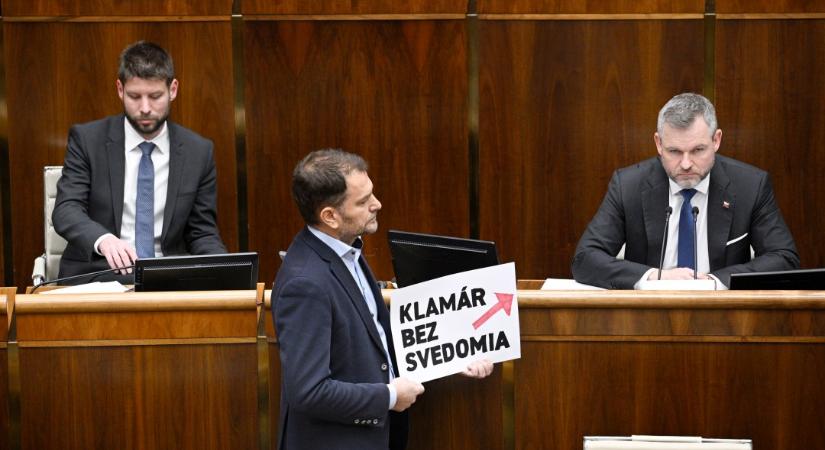 Gašpar: Az új házszabály betiltja a képi segédeszközöket a parlamentben