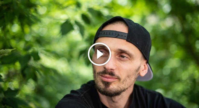 Megszületett a népszerű magyar zenész gyermeke – Különleges nevet kapott a pici