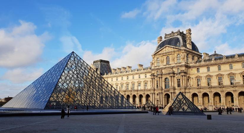 Betörtek a Louvre-ba – értékes ékszereket vittek el