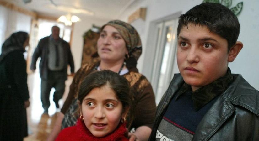 A gyermekházasság betiltása ellen tüntet a roma közösség Romániában