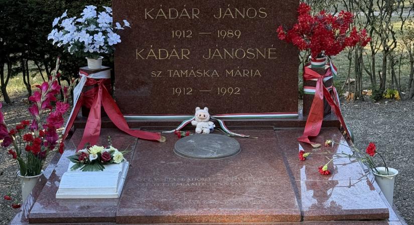 Valaki egy Labubu babát tett Kádár János sírjára
