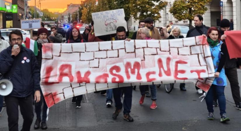 Lakásmenet: a lakhatási válságra hívták fel a figyelmet Debrecenben