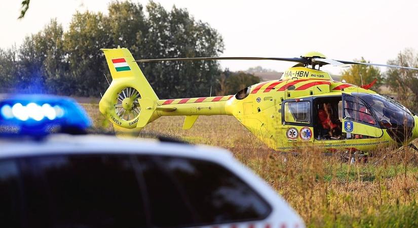 Súlyos baleset történt a Balatonnál: két motoros és egy autó ütközött, mentőhelikopter érkezett