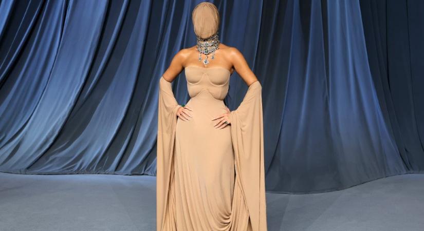 Bőrszínű dementorként csapott le Kim Kardashian az Academy Museum gálán