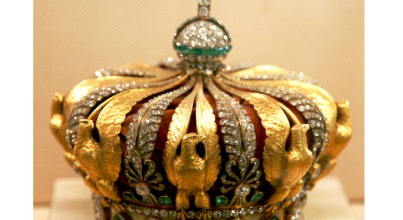 1354 gyémánt, 56 smaragd: egy császárné koronáját hagyták el a Louvre-ból menekülő tolvajok