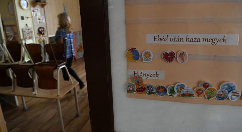 "Nincs röntgenszemük": Ezzel védekeztek a bölcsődei dolgozók, akik nem hívtak mentőt a törött lábú kisfiúhoz