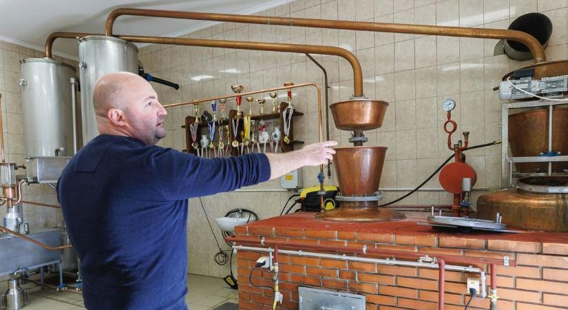 Heti 1000 liter pálinkát főz ez a hajdú-bihari férfi – nem is akármilyeneket: simogatják az ízlelőbimbókat! – fotókkal, videókkal
