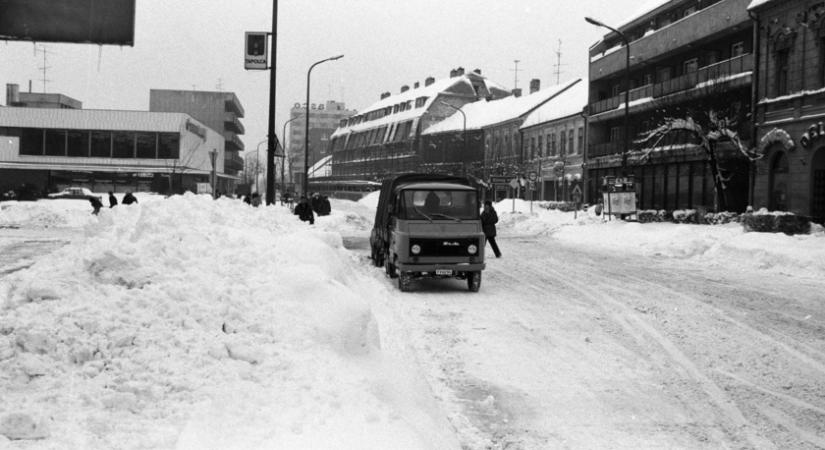 Képeken az 1987-es nagy havazás: napokra megbénította az országot az időjárás
