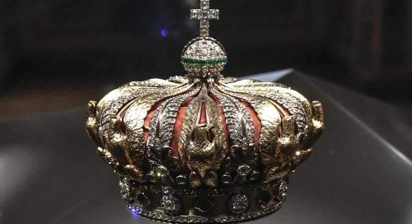 A Louvre rablói menekülés közben elvesztették III. Napóleon feleségének 12 milliárd forintos koronáját