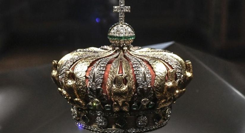 Kétszáz éves, gyémántokkal kirakott koronát hagytak el a Louvre előtt a tolvajok