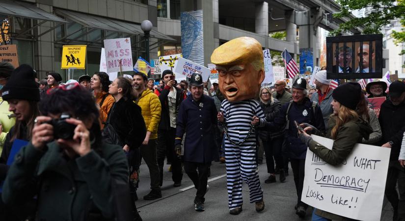 Hétmillió amerikai az utcán: történelmi tüntetéshullám Donald Trump ellen