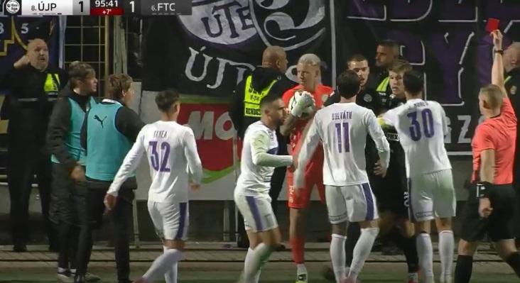 Gróf Dávid, a volt Loki-kapus lett a forduló bunkója: labdaszedőn töltötte ki a dühét a “derby”-n