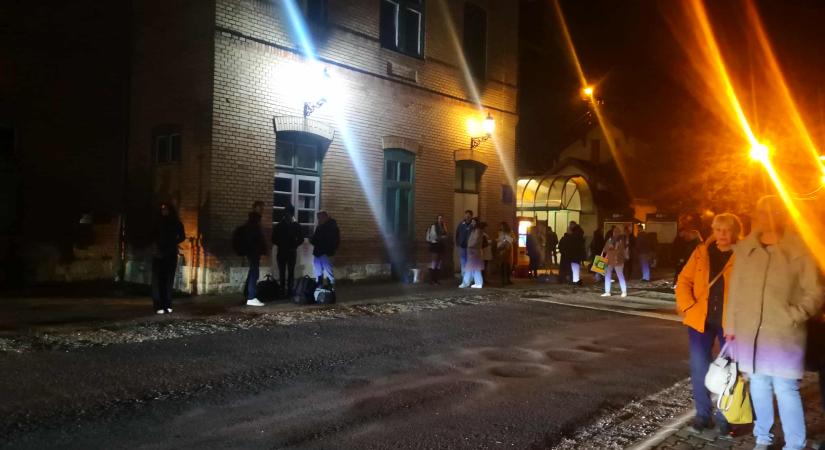 Teljesen megállt a vonatközlekedés Győrnél, egyik irányból sem közelíthető meg a város