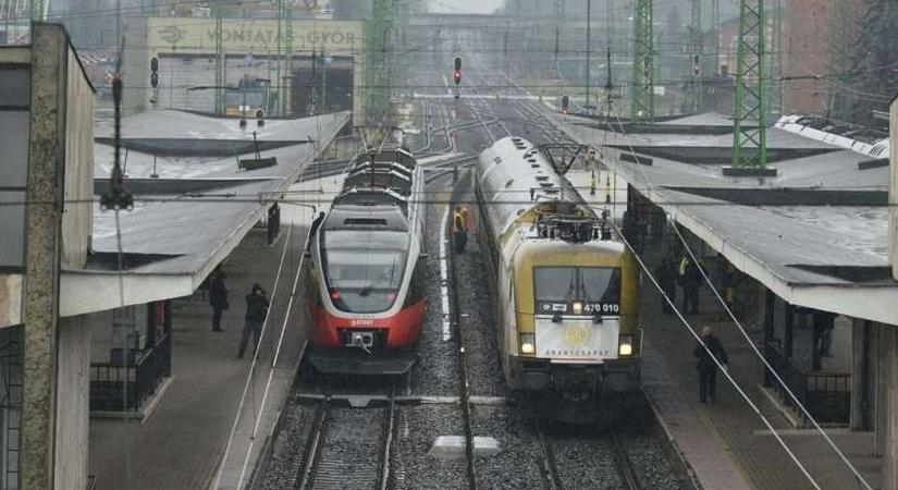 Leállt a közlekedés a győri fővonalon - tűz miatt nem járnak a vonatok