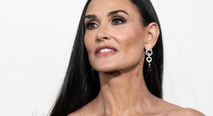 Demi Moore bordó estélyijét imádják most az emberek, tökéletesen illett hozzá