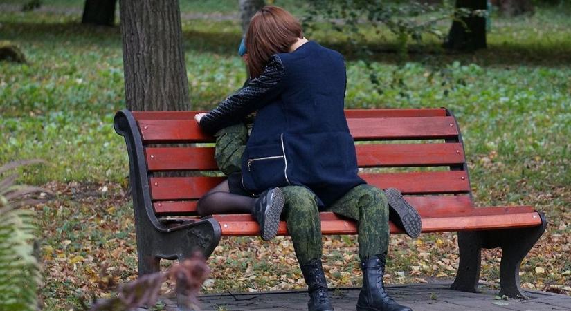 Felháborító: mindenki szeme láttára kényeztette egymást a két hajléktalan Mohácson