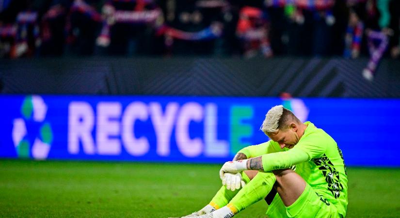 Óriási botrány az Újpest-Fradin, a zöld-fehérek sztárja megtámadta a labdaszedőt - Ilyent még nem láttunk élő adásban