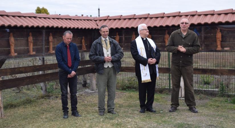 Elkészült a világ leghosszabb szentszobor-fala