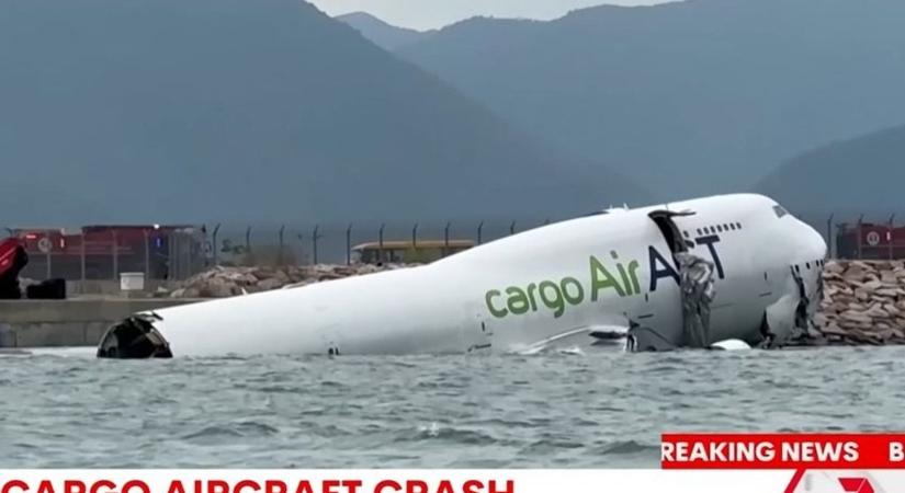 Tengerbe csúszott egy Boeing 747 Hongkongban – két reptéri dolgozó meghalt