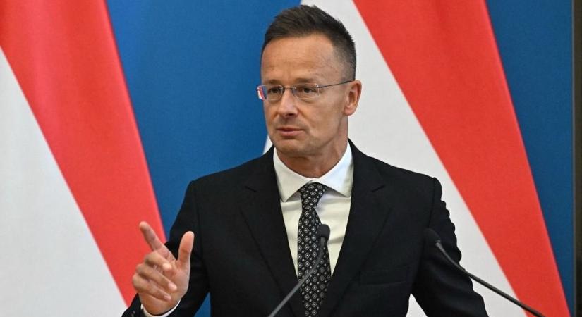 Szijjártó Péter előre szólt: hétfő hajnalban a ferihegyi repülőtérről üzente meg a magyaroknak, hogy durva napra készüljenek – videó