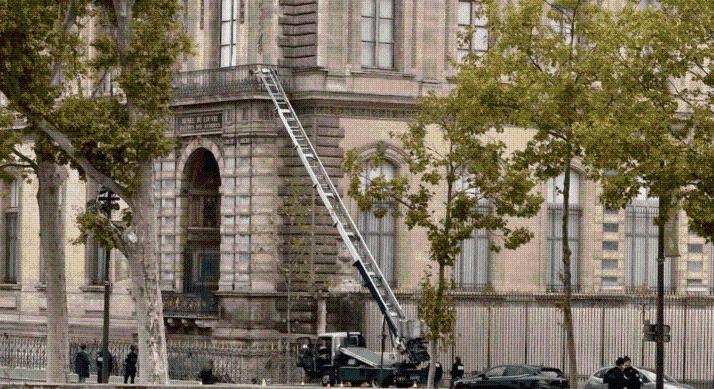 Hogyan sikerült kirabolni hét perc alatt a Louvre-t? – Napóleon ékszereivel menekültek el a motoros tolvajok