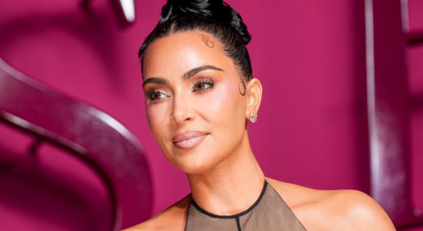 Kim Kardashian olyan sokkoló ruhában jelent meg, hogy mindenki elképedt