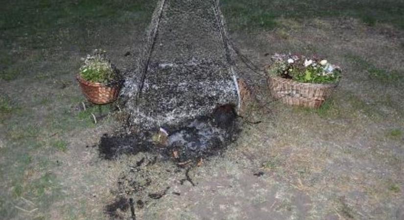 Nem tetszett neki a „tavasz baba”, így hát inkább összetörte és felgyújtotta