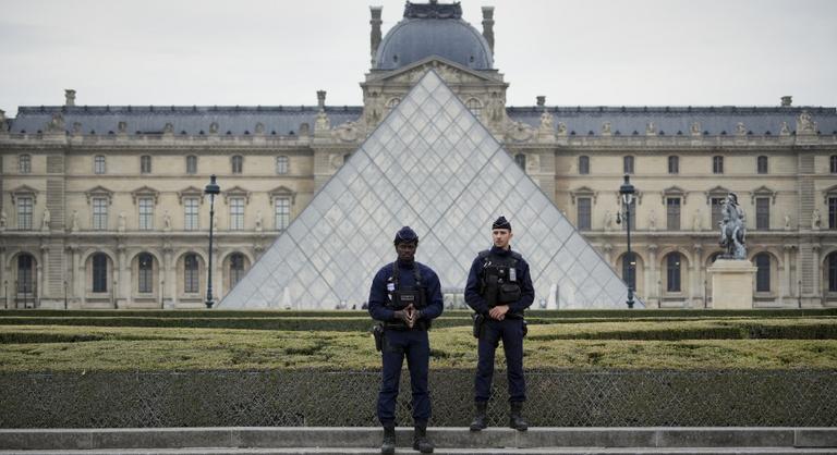 „Az évtized lopása” – képeken a Louvre elrabolt koronaékszerei