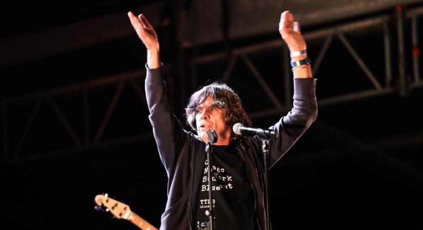 Takáts Tamás százévesen szeretne "lefordulni" a színpadról, miközben a Pocsolyába léptem dalt énekli