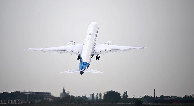 Lecsúszott a leszállópályáról és a tengerbe zuhant egy repülő, halottak is vannak - videó