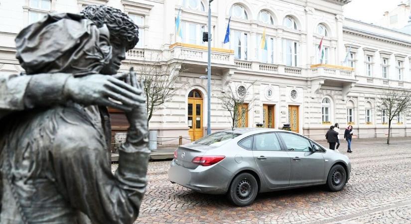Szolnok központjában ismét veszély leselkedik a járókelőkre